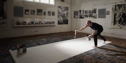 Фотограф воссоздает домашние и рабочие сцены из жизни известных художников