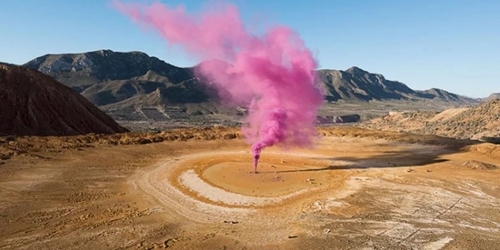 Дуэт фотографов создал удивительные снимки с помощью «цветных бомб»