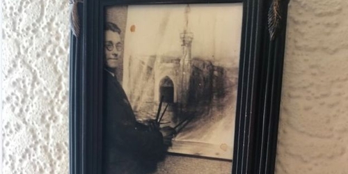 Британка узнала, что ее отец был королевским художником