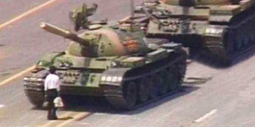 Умер автор знаменитой фотографии с китайцем перед танками