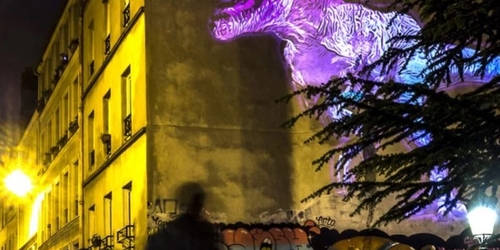 Французский художник украсил Париж огромными голограммами динозавров