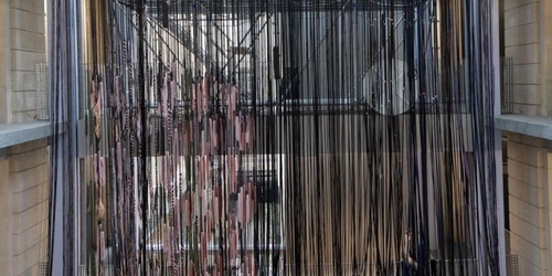 Художница превратила парижскую галерею в фабрику текстиля