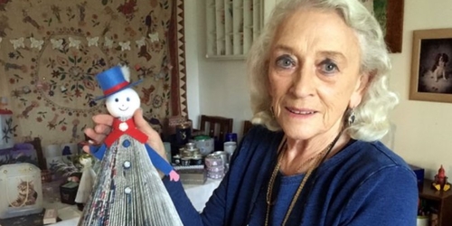 Пожилая британка создала произведения из домашнего мусора