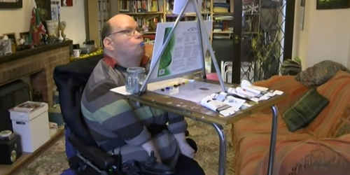 Рисующий только ртом художник создал иллюстрации к детской книге