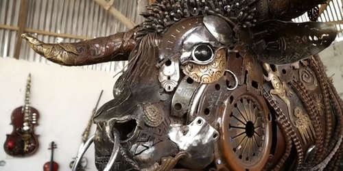 Нигерийский художник создает огромные скульптуры из мусора