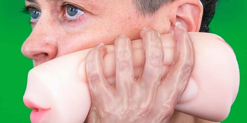 Певица создала инсталляции из секс-игрушек