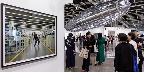 Art Basel отменил выставку в Гонконге