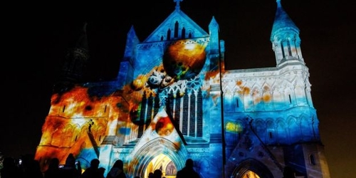 В английском соборе устроили настоящее световое шоу