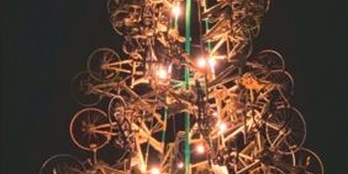 В Ньюпорте сделали елку из переработанных велосипедов
