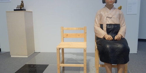 Известные художники требуют убрать свои работы с крупной японской триеннале