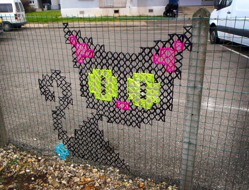 Вышивка на заборах от Urban X Stitch