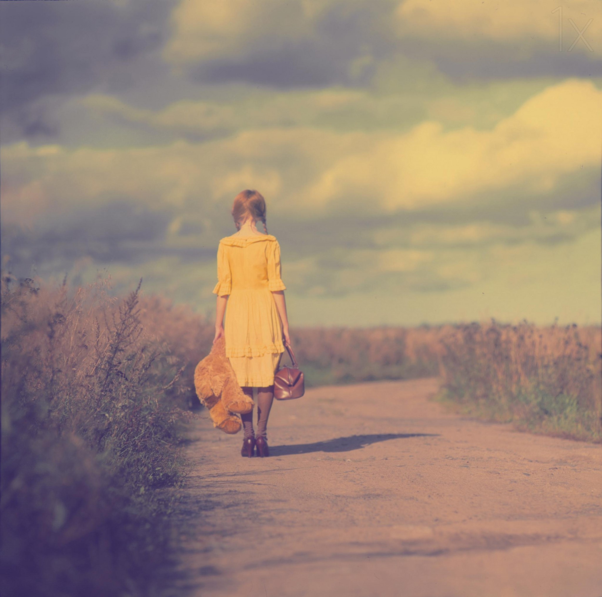 Девушка оборачивается. Девушка интроверт фото. Девушка по дороге. Оглянуться вперед. Человек словно в зеркале мир многолик.