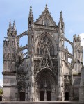 Архитектура | Abbaye de la Trinité de Vendôme | Вимперг