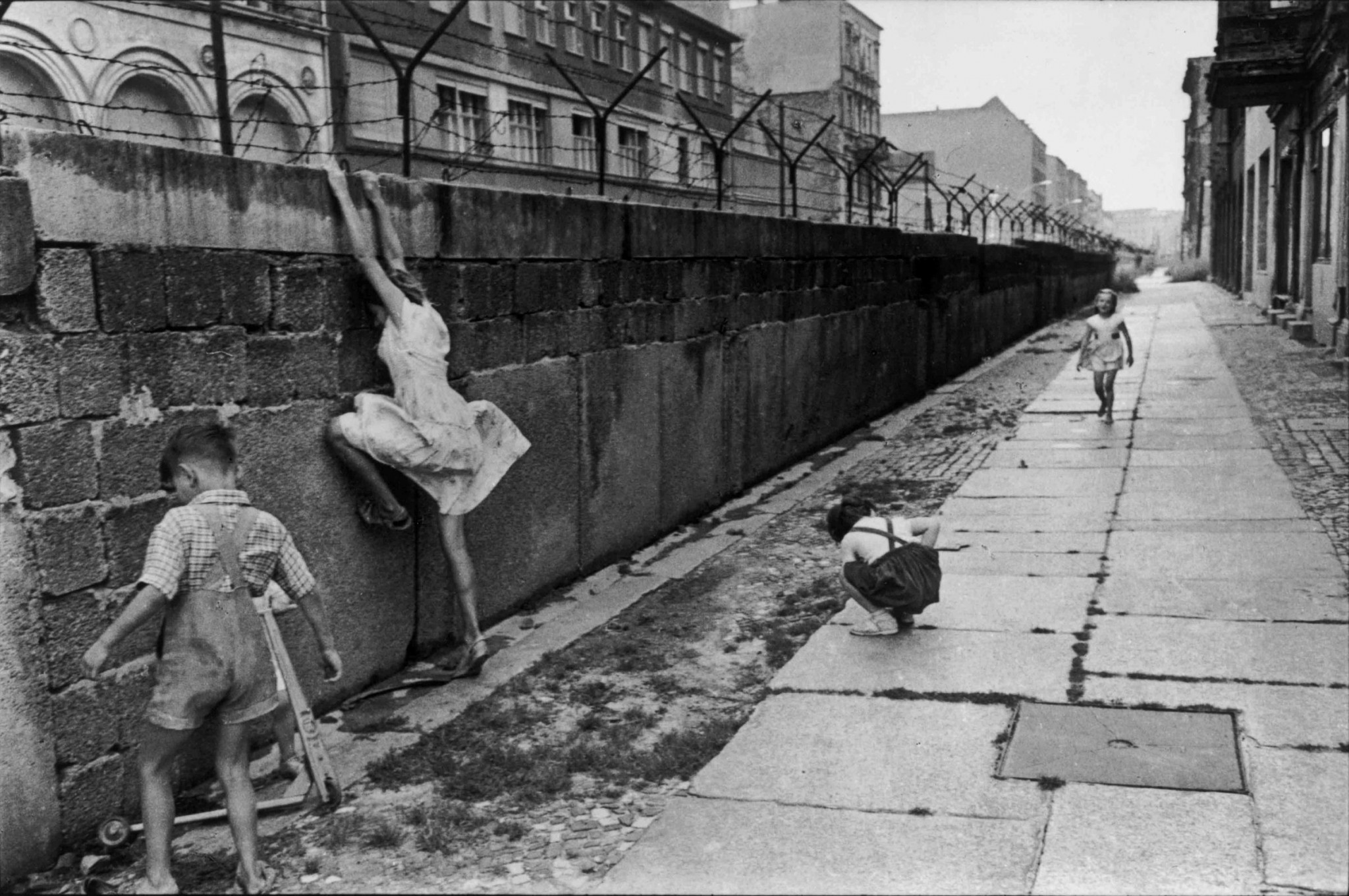 Гдр стена в берлине. Анри Картье Брессон Берлинская стена. Анри Картье-Брессон Эйфелева башня. Берлинская стена 1961. Анри Картье-Брессон Неаполь.