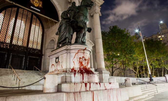 Активисты облили монумент Рузвельта красной краской в Нью-Йорке