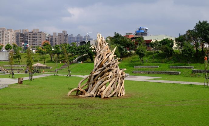 Русский художник показал Башню из слоновой кости на Тайване