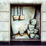 Стрит-арт | Антон Мэйк | Работа 2001 года на витрине Тверской улицы
